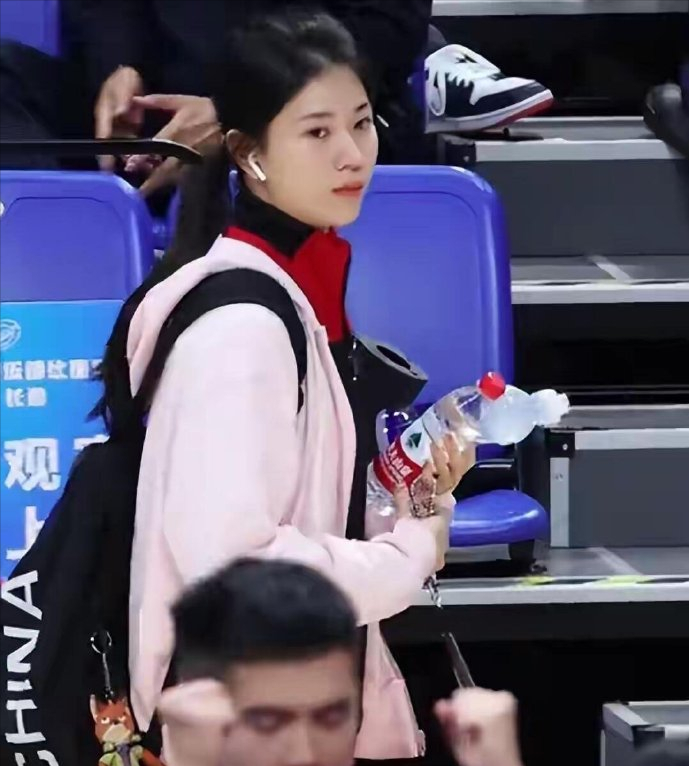 孙颖莎陪练因美貌火出圈！22岁王添艺被赞“乒界刘亦菲”，好清纯-2020wtt孙颖莎vs王艺迪