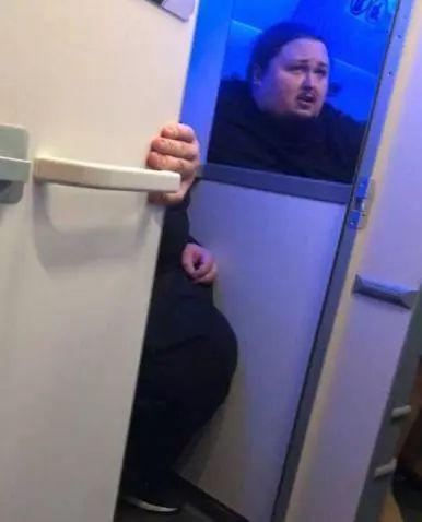 “我不想死在马桶上!”400斤钢琴家险被吸进马桶,飞机紧急迫降-我不怕死 我怕我死了