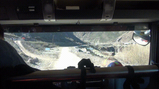 河水突涨！五人被困河道中央-河水突涨