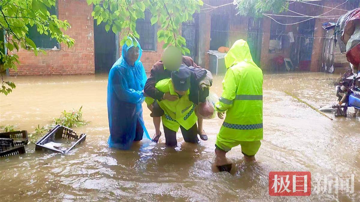 暴雨涨水致八旬老人被困家中，民警涉水上门紧急转移-老人因暴雨家里淹水去儿子家住 随后一幕令人意想不到