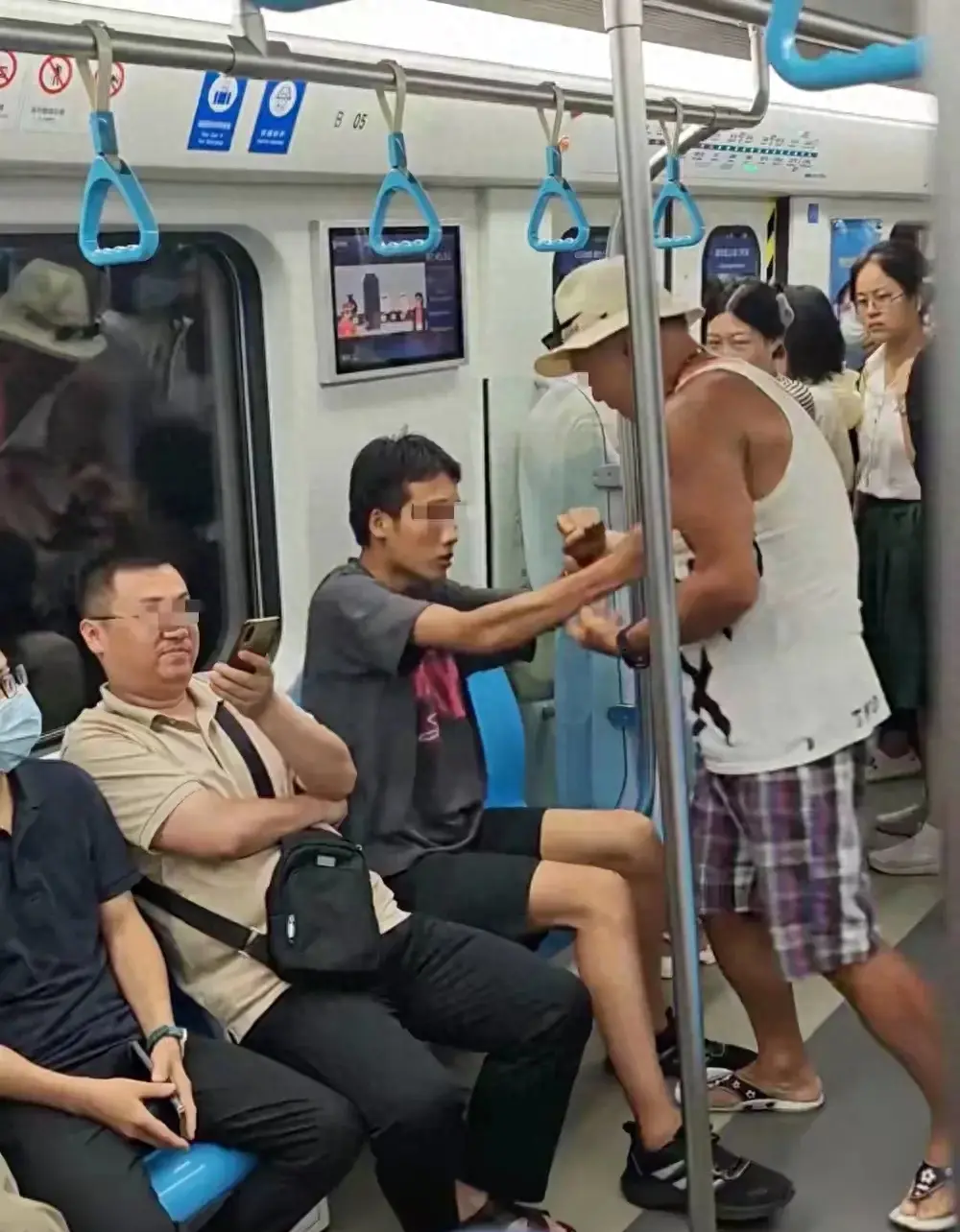 闹大了！青岛地铁67岁老人打人后续：当事人发声，评论区炸锅-青岛地铁吵架