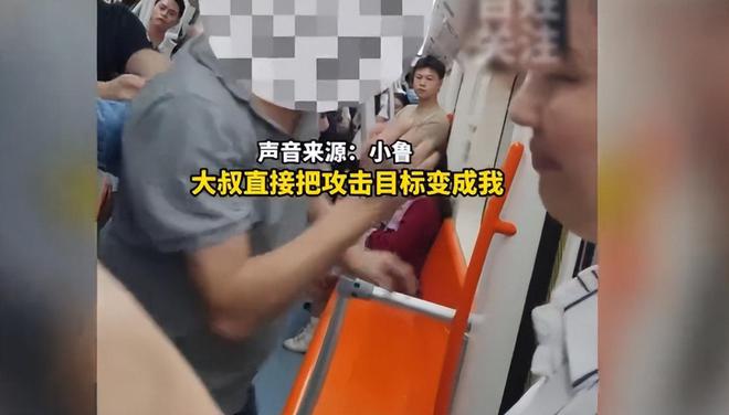 强占座位挤压大妈，掐脖顶胸威胁乘客，谁给了58岁地铁恶霸底气-男子霸占座位
