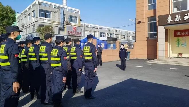 强占座位挤压大妈，掐脖顶胸威胁乘客，谁给了58岁地铁恶霸底气-男子霸占座位