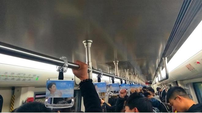 强占座位挤压大妈，掐脖顶胸威胁乘客，谁给了58岁地铁恶霸底气-男子霸占座位