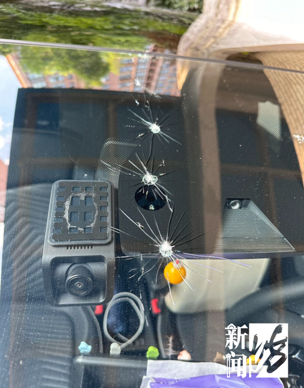 吓人！今早上海市区突发，路中央哐当"被抡一脸"…刚刚警方回应↗-昨天上海疫情大爆发