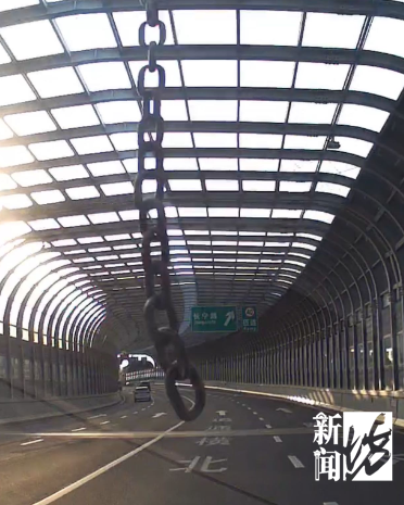吓人！今早上海市区突发，路中央哐当"被抡一脸"…刚刚警方回应↗-昨天上海疫情大爆发