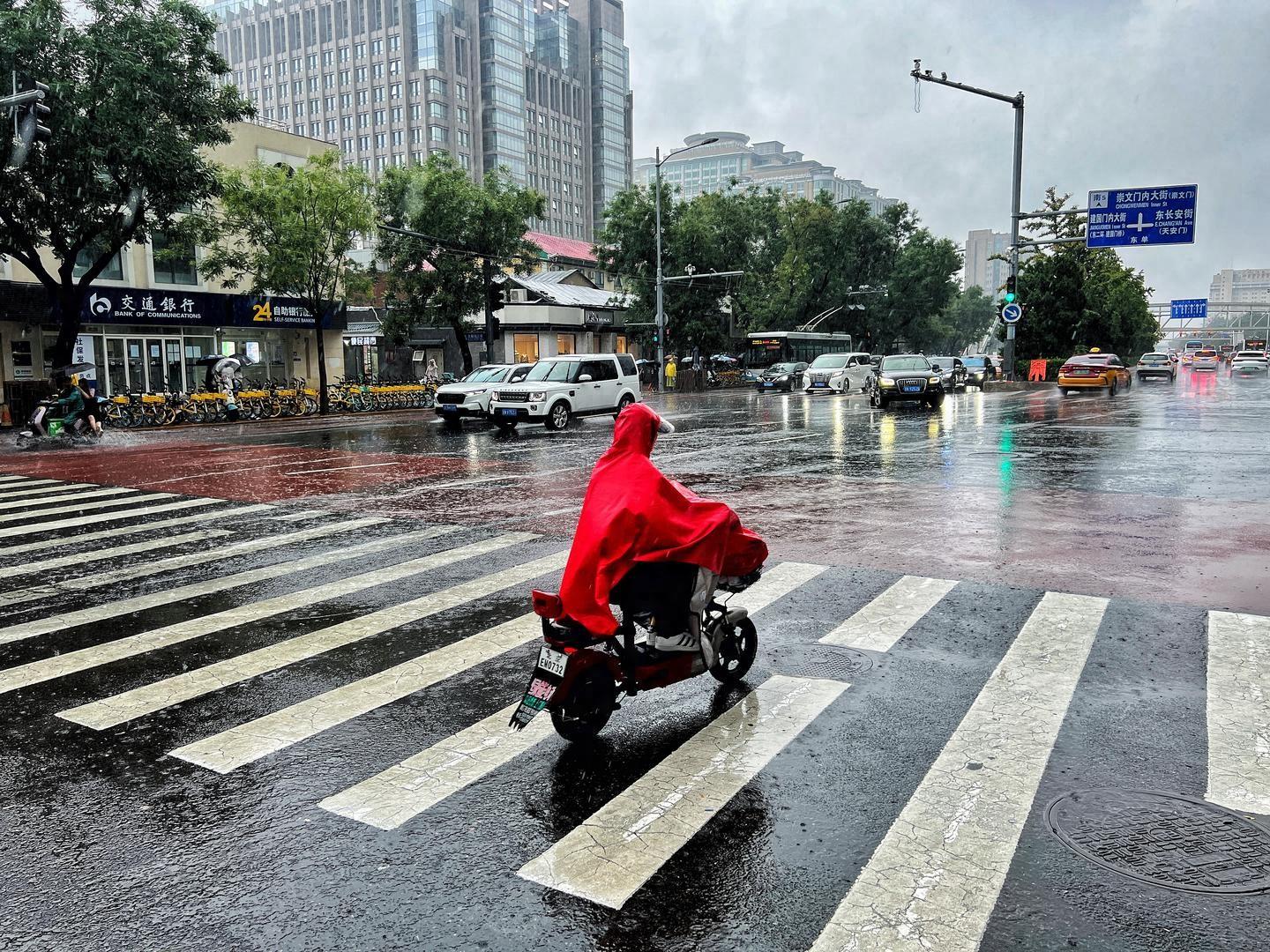 北京多区发布暴雨橙色预警 大兴机场航班大面积延误，附近村民称积水明显-北京大兴机场起降