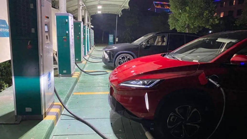 7月，中国新能源车零售销量首次超过燃油车-中国7月新能源汽车销量