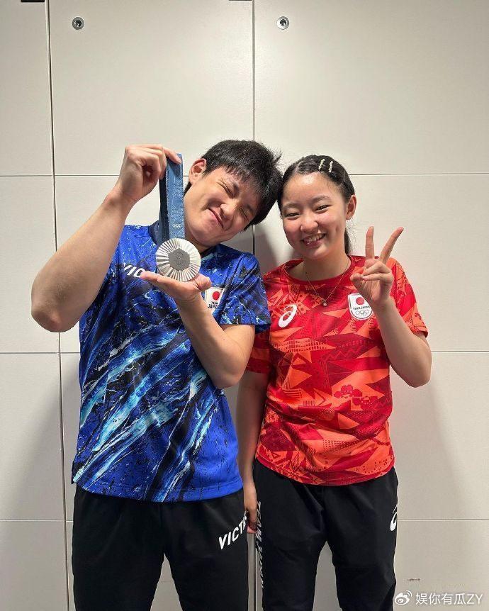 蹭奖牌！张本智和拿妹妹美和银牌拍照：祝贺你！轮到大哥来追赶你了-张本智和吵死了表情包