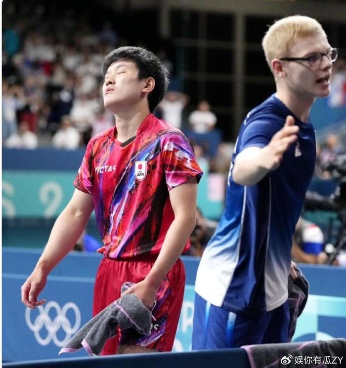 蹭奖牌！张本智和拿妹妹美和银牌拍照：祝贺你！轮到大哥来追赶你了-张本智和吵死了表情包