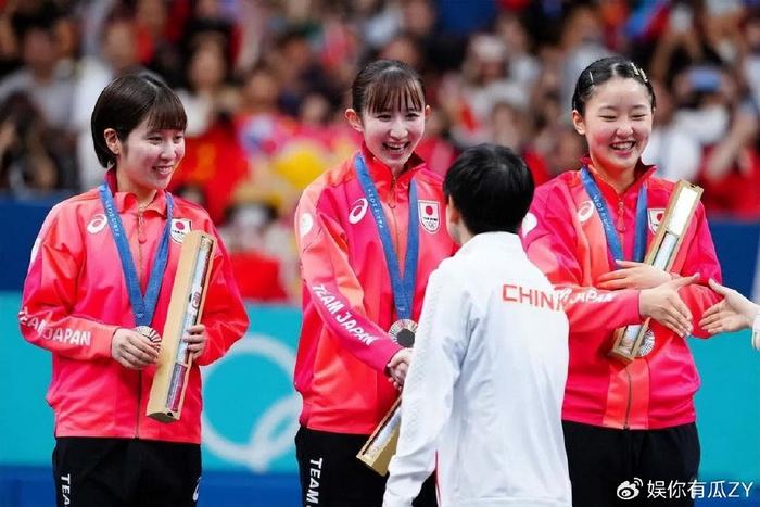 蹭奖牌！张本智和拿妹妹美和银牌拍照：祝贺你！轮到大哥来追赶你了-张本智和吵死了表情包
