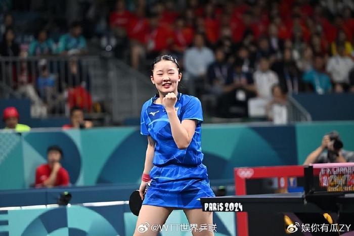 蹭奖牌！张本智和拿妹妹美和银牌拍照：祝贺你！轮到大哥来追赶你了-张本智和吵死了表情包