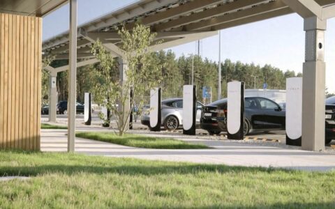 特斯拉预告超级充电器 V4 的改进-特斯拉超充在哪里看