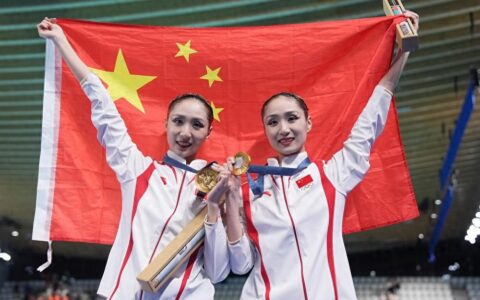双胞胎姐妹花摘金，中国队首次问鼎奥运花游双人项目-女子双人花样游泳决赛直播