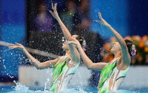 中国队第192金！双胞胎姐妹花游双人轻松夺冠，大幅领先第2名-中超双胞胎球员