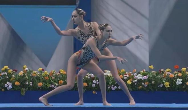 中国队第192金！双胞胎姐妹花游双人轻松夺冠，大幅领先第2名-中超双胞胎球员