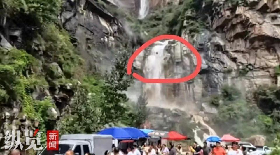 河南一瀑布突发大量落石游客四处躲避 镇政府：系路边景观非正规景区，未造成损失-河南有瀑布的旅游景点都有哪个地方