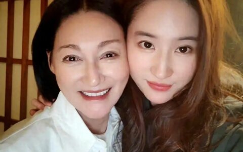 刘亦菲七夕送花惠英红，神仙友情甜过恋爱，我又相信闺蜜情了！-刘亦菲花期短