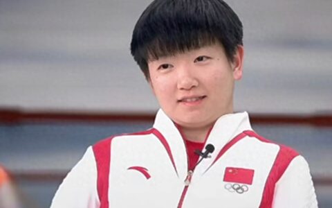 刘国梁评价孙颖莎：内心干净超过冠军的影响力 中国体育界一颗新星-刘国梁给孙颖莎打气