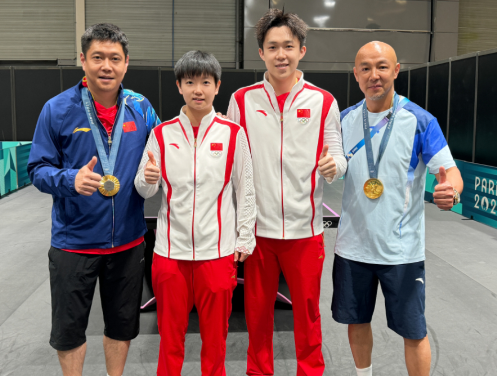 刘国梁评价孙颖莎：内心干净超过冠军的影响力 中国体育界一颗新星-刘国梁给孙颖莎打气