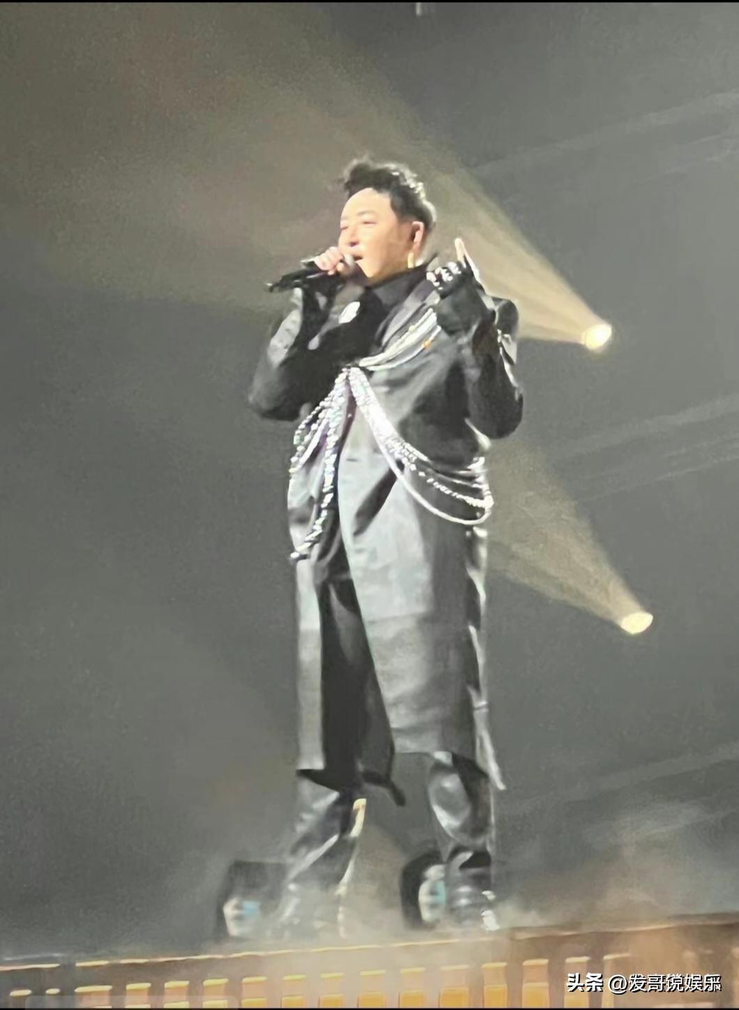 44岁潘玮柏胖至200斤，晒19岁时帅照，被罗志祥嘲讽你就继续吃吧-潘玮柏又胖了