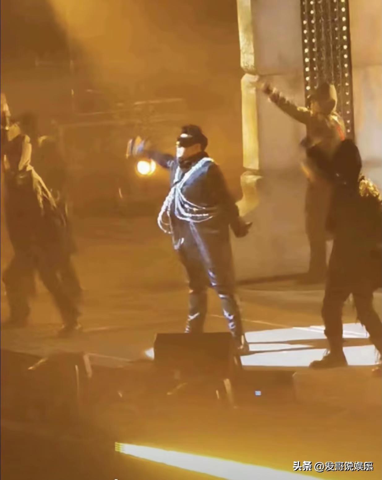 44岁潘玮柏胖至200斤，晒19岁时帅照，被罗志祥嘲讽你就继续吃吧-潘玮柏又胖了