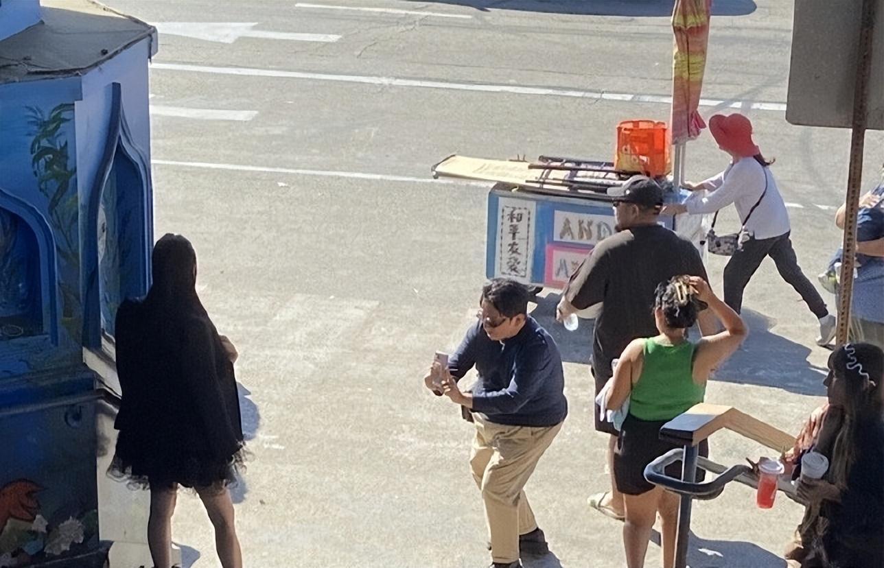 24岁韩国女网红，和方时爀逛街后，坦言感觉自己成了名人-韩国女歌手40多岁