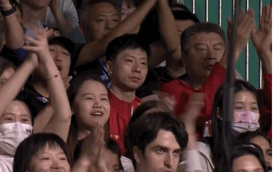 笑麻了！马龙看樊振东比赛这反应简直在演我，龙：急需！救心丸！-马龙樊振东比赛视频2021