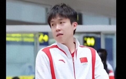 王楚钦说，被踩坏的球拍，有了一个好去处。-王楚钦的底板是内置还是外置