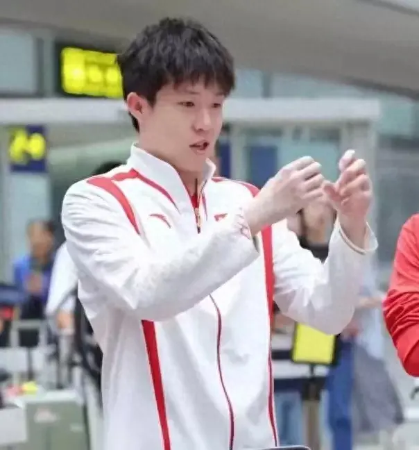 王楚钦：球拍都断成C形了，最多复原留个纪念-王楚钦用什么套胶