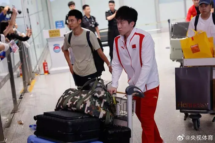 王楚钦：球拍都断成C形了，最多复原留个纪念-王楚钦用什么套胶