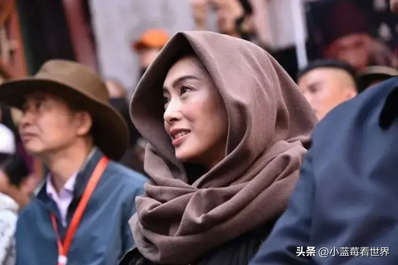 52岁朱茵罕见穿吊带热舞，容颜大变撞脸马苏，被质疑整容了-get不到朱茵的颜值