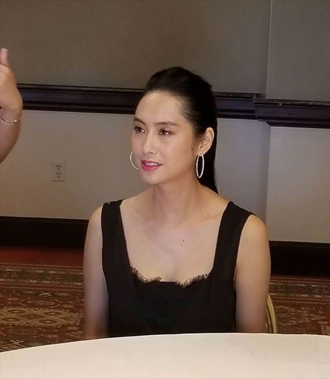 52岁的朱茵晒出美照，网友瞬间霸屏：时光飞逝美人容颜依旧-朱茵老照片