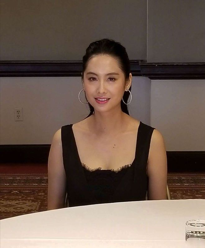 52岁的朱茵晒出美照，网友瞬间霸屏：时光飞逝美人容颜依旧-朱茵老照片