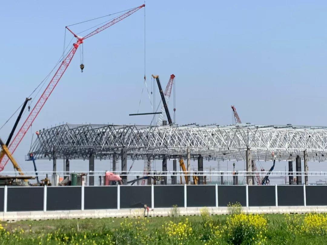 实探特斯拉“超级工厂” | 正搭建钢结构屋顶，多位路人停下拍照-特斯拉建城
