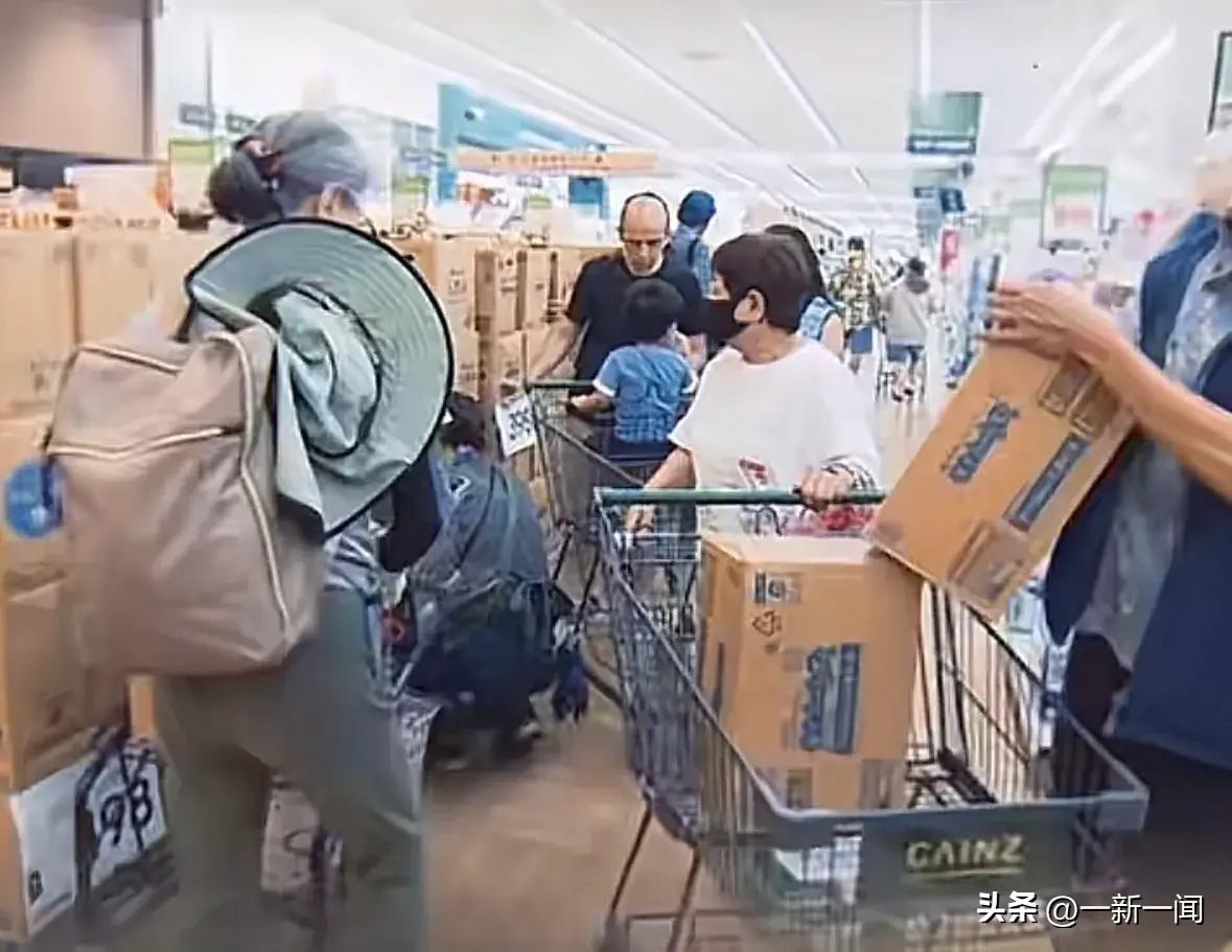 乱象！日本首个巨大地震警报发布后，民众抢购水，等多种生活用品-日本地震报道