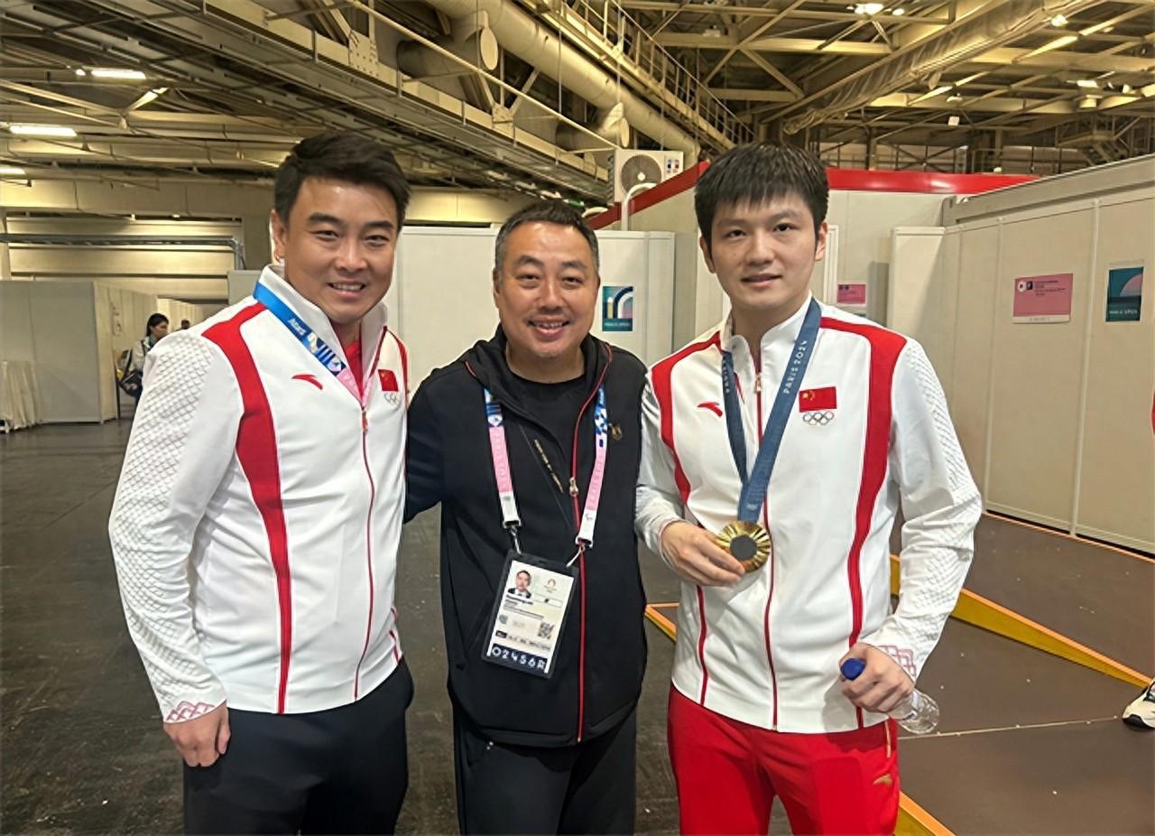 日本一姐表白樊振东！小胖合影美女，笑得合不拢嘴，也交换了pin-樊振东把老外打懵了