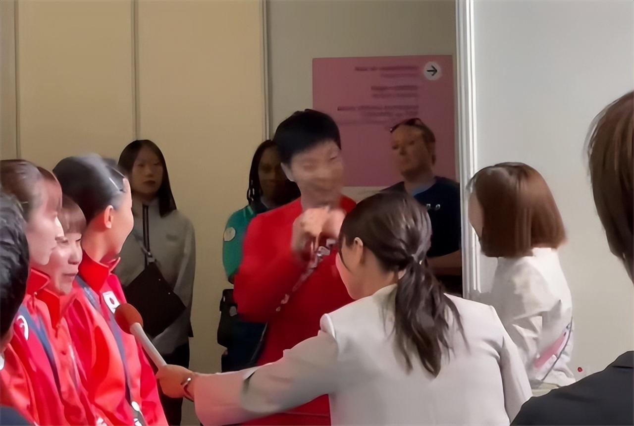 日本一姐表白樊振东！小胖合影美女，笑得合不拢嘴，也交换了pin-樊振东把老外打懵了