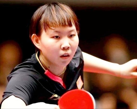 她是伊藤美诚的队友，赢过世界冠军、喜欢樊振东，现已入选世乒赛-伊藤美诚和谁争第三名