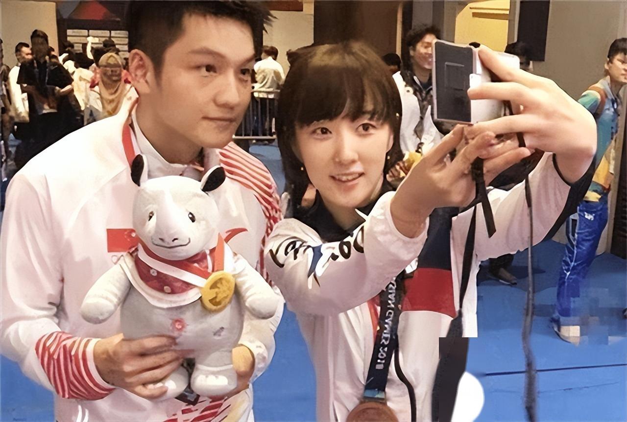 樊振东有艳福！日本美女一姐求陪练，王皓马龙梁靖崑围观-樊振东暂停后连拿几分,状态极佳,率先到达赛点,马龙