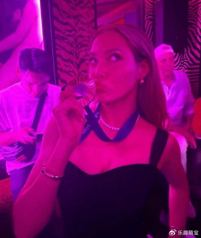 曝谷爱凌疑似恋爱，与巴黎奥运四金王夜店亲密互动，几天前曾删除祝贺-谷爱凌 国籍