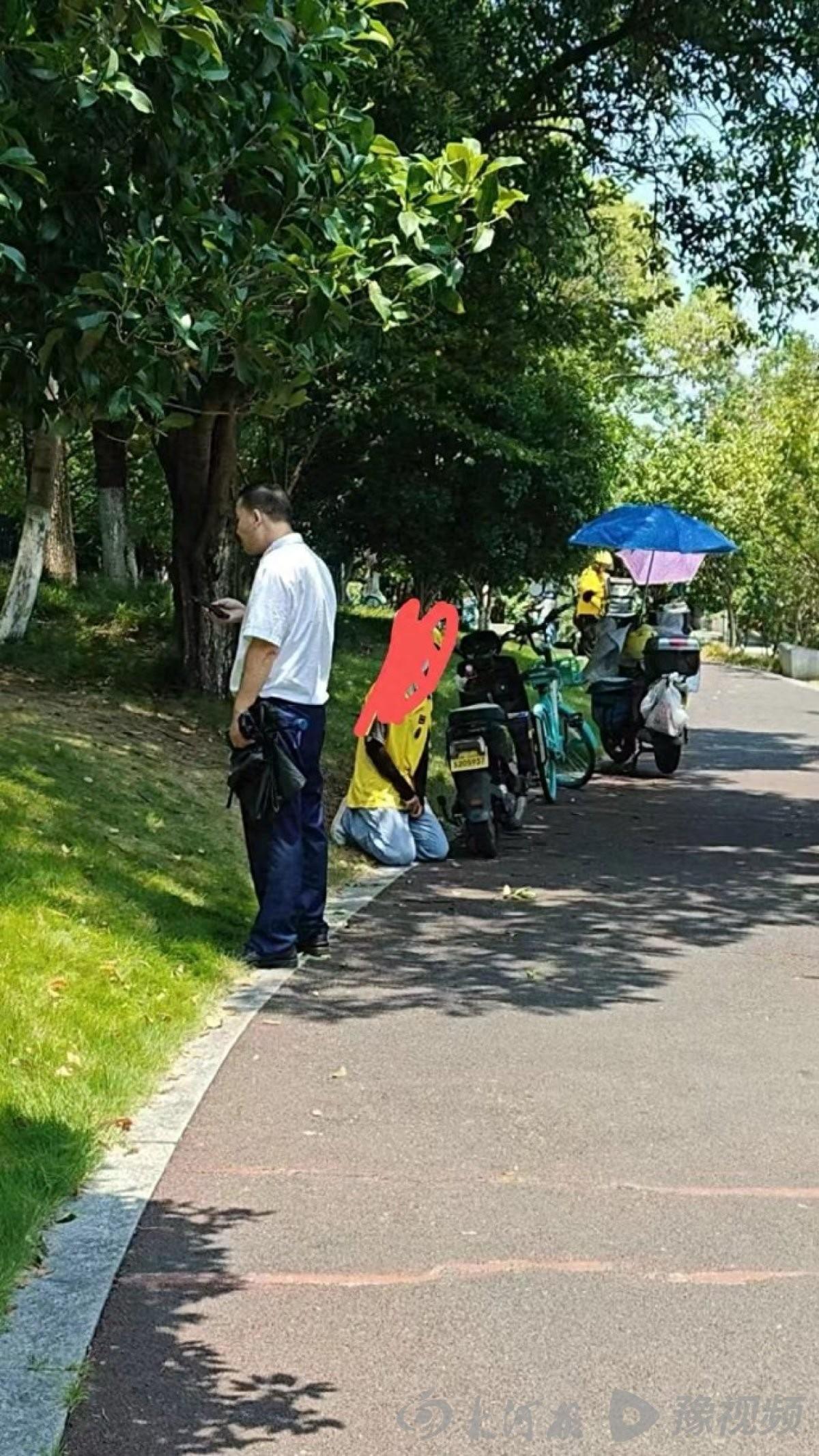 网传杭州一写字楼保安要求外卖员下跪，多名骑手现场维权，当地回应-保安怒扯外卖箱