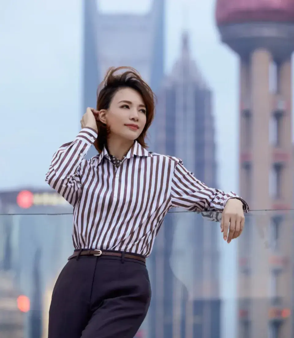 “董卿2020年上海照曝光！眼底疲惫，摄影师一句话引猜测！”-董卿回上海