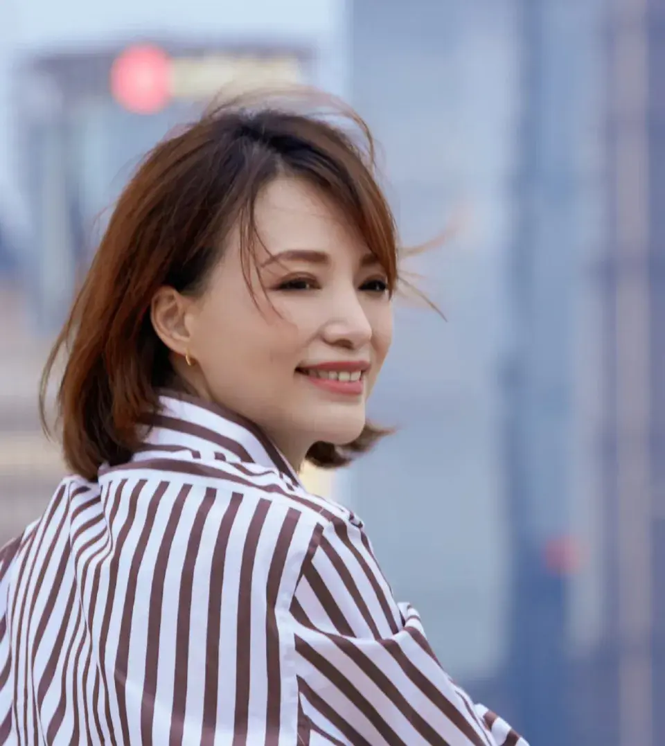 “董卿2020年上海照曝光！眼底疲惫，摄影师一句话引猜测！”-董卿回上海