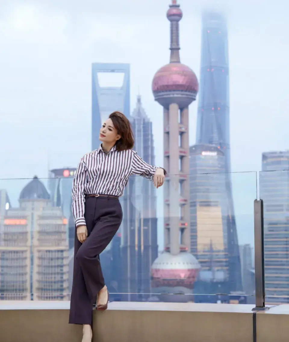 “董卿2020年上海照曝光！眼底疲惫，摄影师一句话引猜测！”-董卿回上海