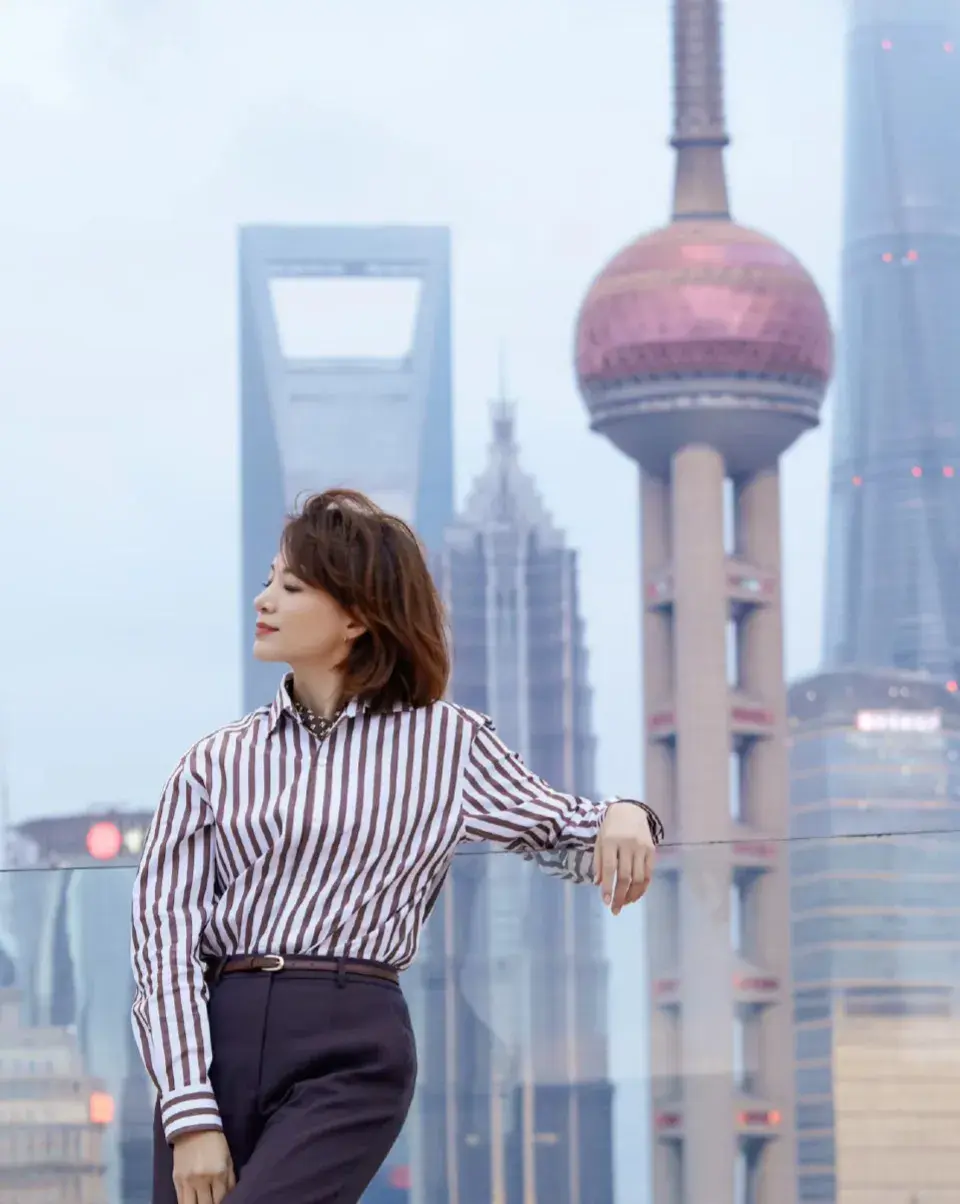 “董卿2020年上海照曝光！眼底疲惫，摄影师一句话引猜测！”-董卿回上海