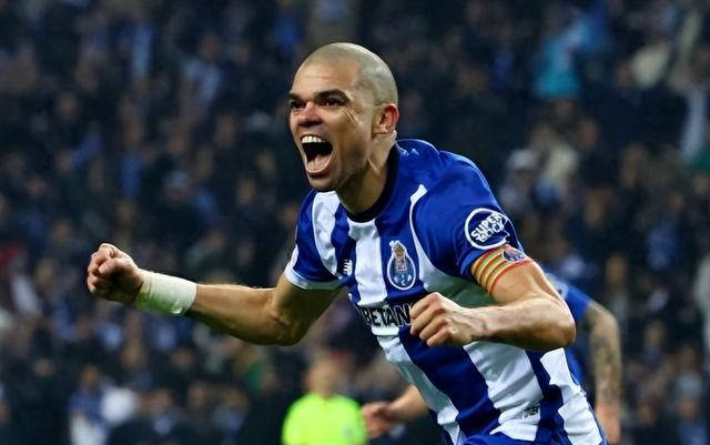 波尔图逆转胜葡萄牙体育,创纪录第24次获得葡超杯冠军-葡萄牙波尔图教堂