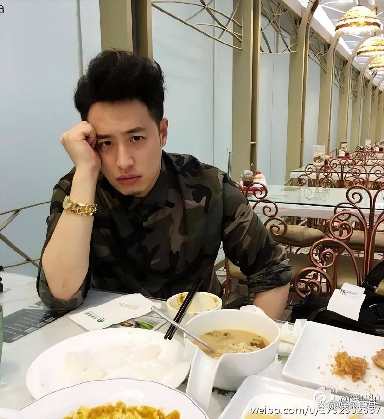 44岁潘玮柏中年发福，晒19岁时期帅照被罗志祥嘲讽：你就继续吃吧-潘玮柏早期有多火