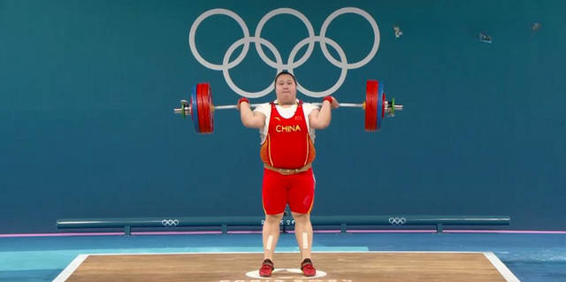 原创            李雯雯再夺金，中国代表团突破纪录-李雯雯领奖