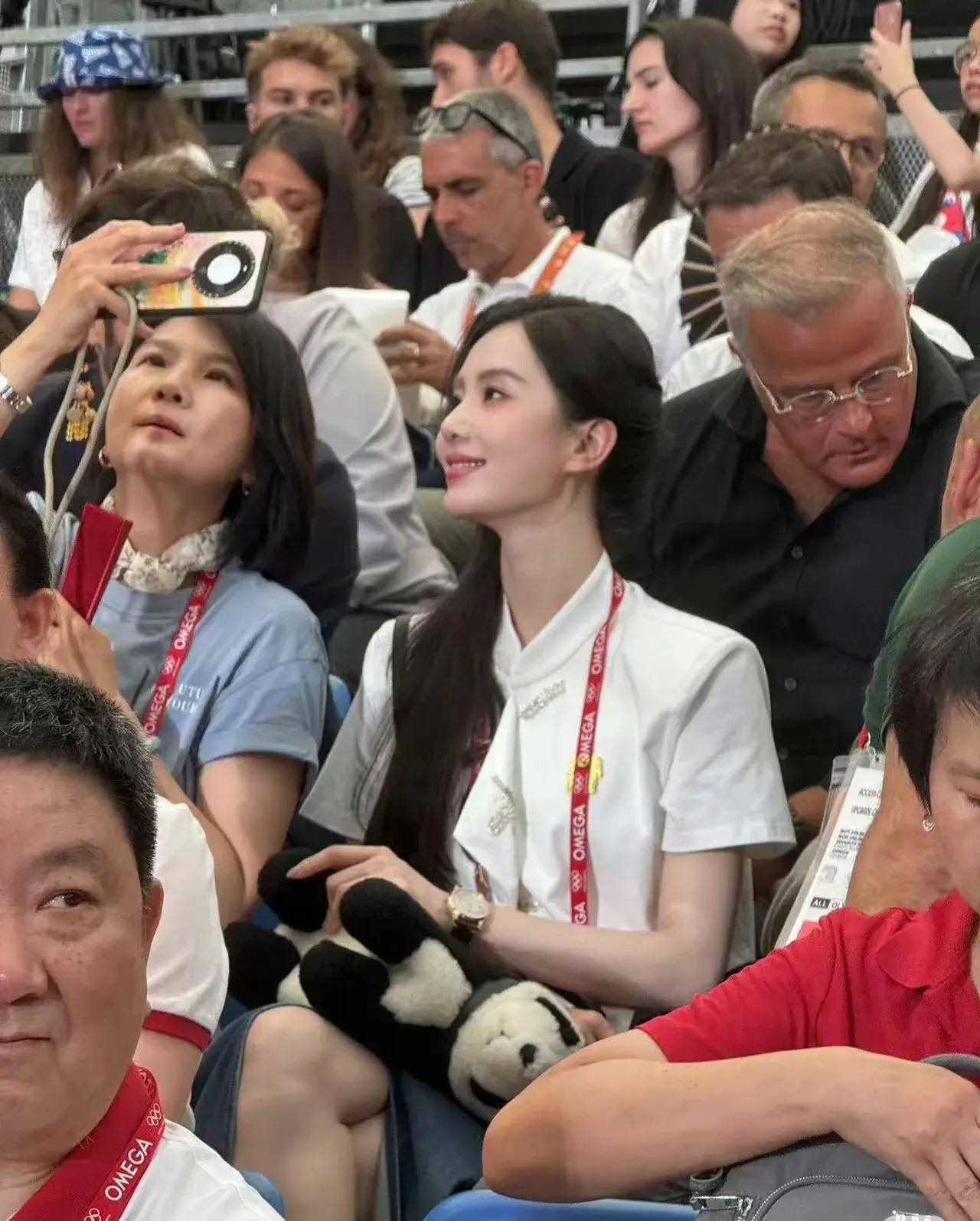 刘诗诗现身巴黎奥运会，平价装扮美出圈，网友：颜值即正义！-刘诗诗参加的颁奖典礼